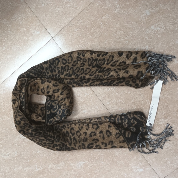 Beautyberry animal print soft warm muffler